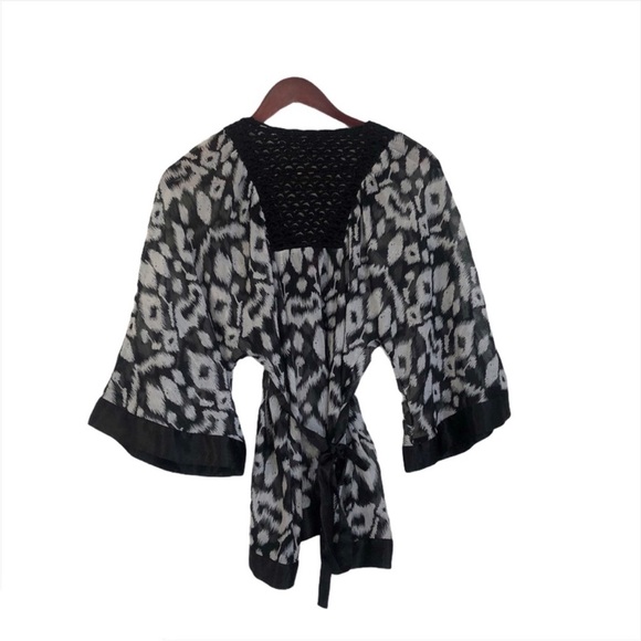 2B Bebe Black White Patterned Crochet Top - Picture 6 of 14